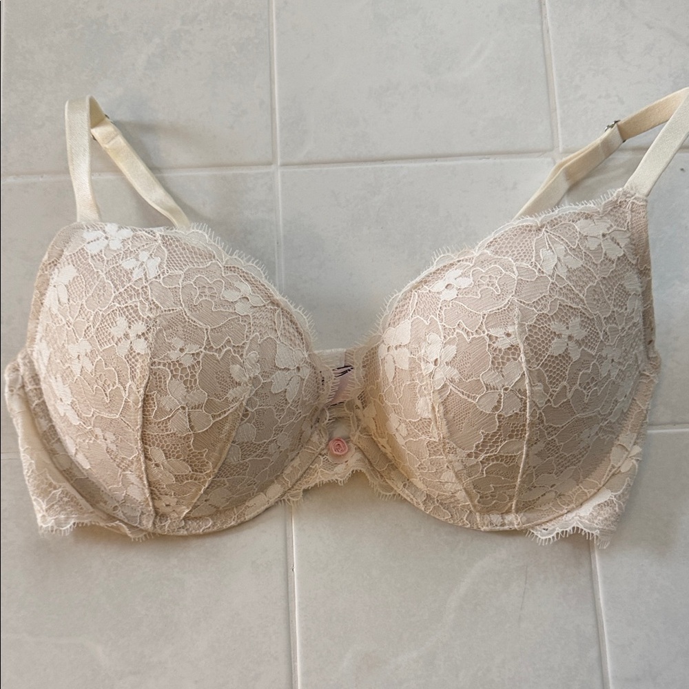 Victoria's Secret Dream Angels Push up Lace Bra in Cream
